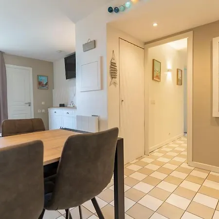 6-person Flat With Swimming Pool Tennis Court And Car Park Apartment *
